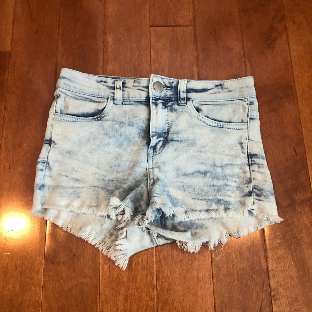 Size 0 Divided acid washed mid-rise shorts
